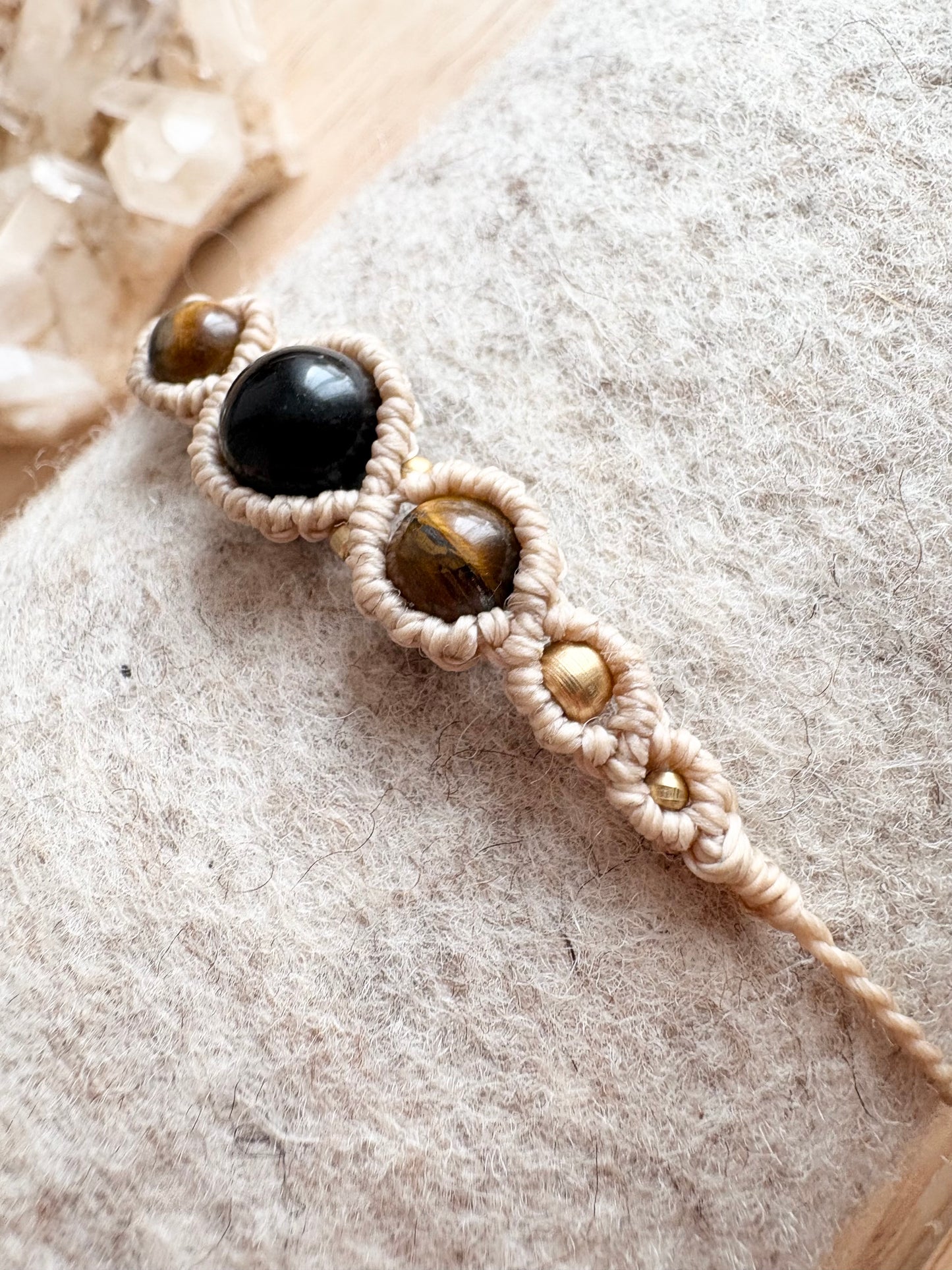 Handgemaakte macramé armband met tijgeroog