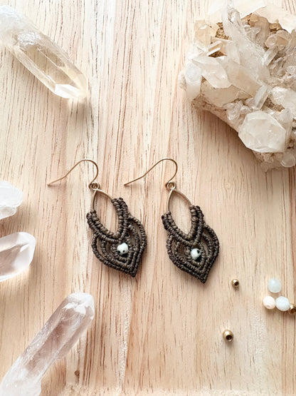 Earthbound truth - handgemaakte macramé oorbellen met dalmatiër jaspis