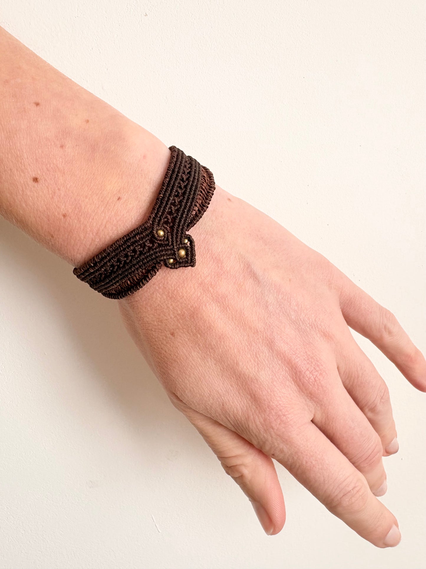 Handgemaakte macramé armband bruin met messing kralen
