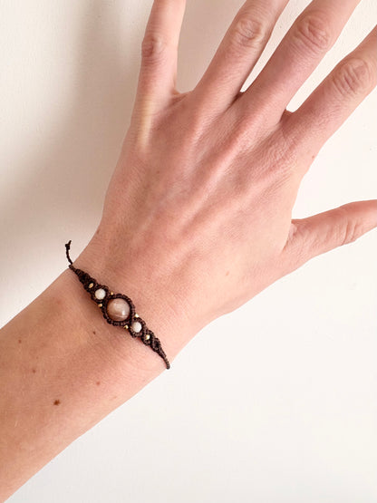 Handgemaakte macramé armband met zonnesteen