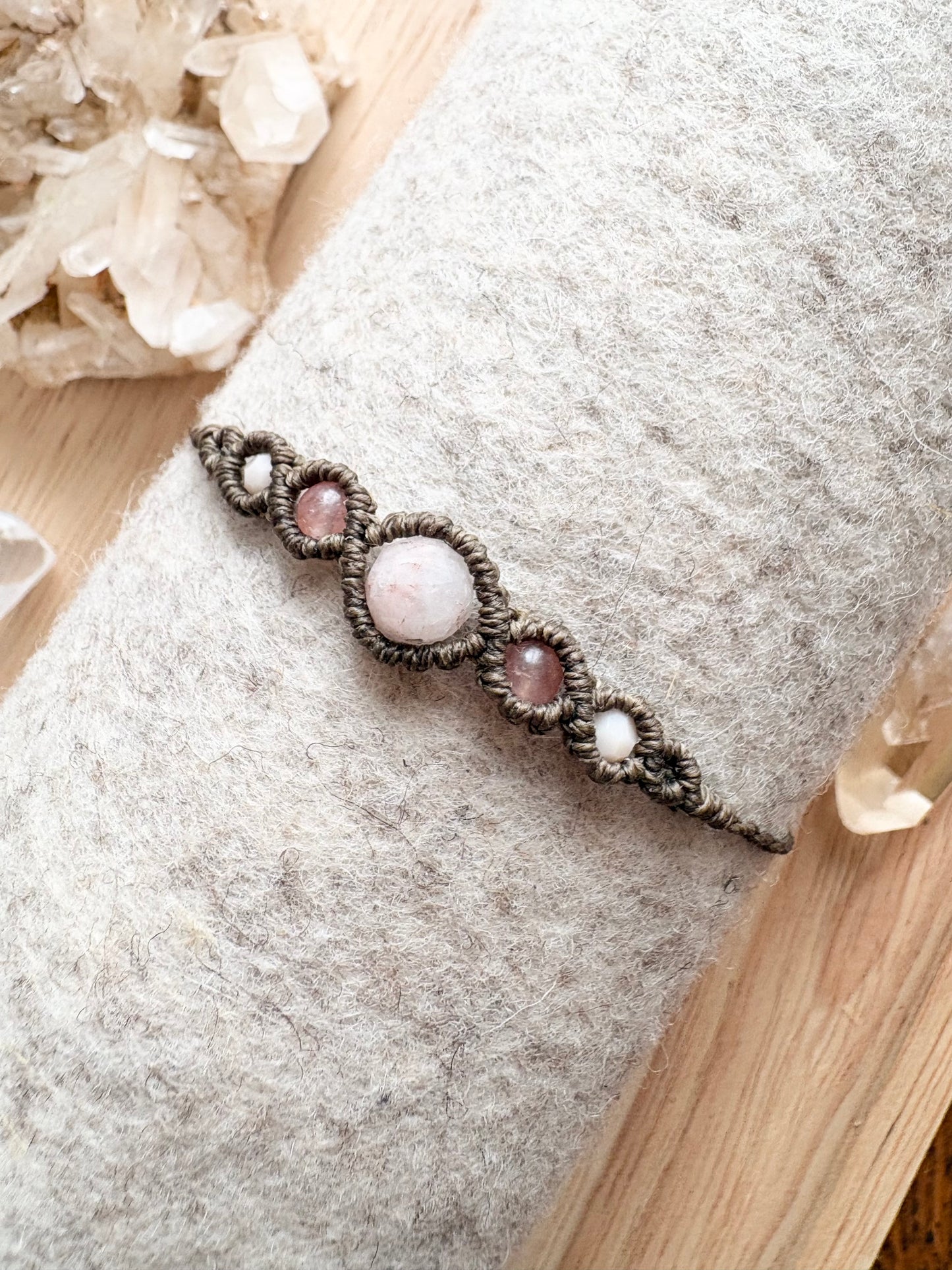 Handgemaakte macramé armband met amazoniet en zonnesteen.