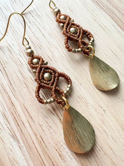 Desert drop - Handgemaakte macramé oorbellen - messing kralen
