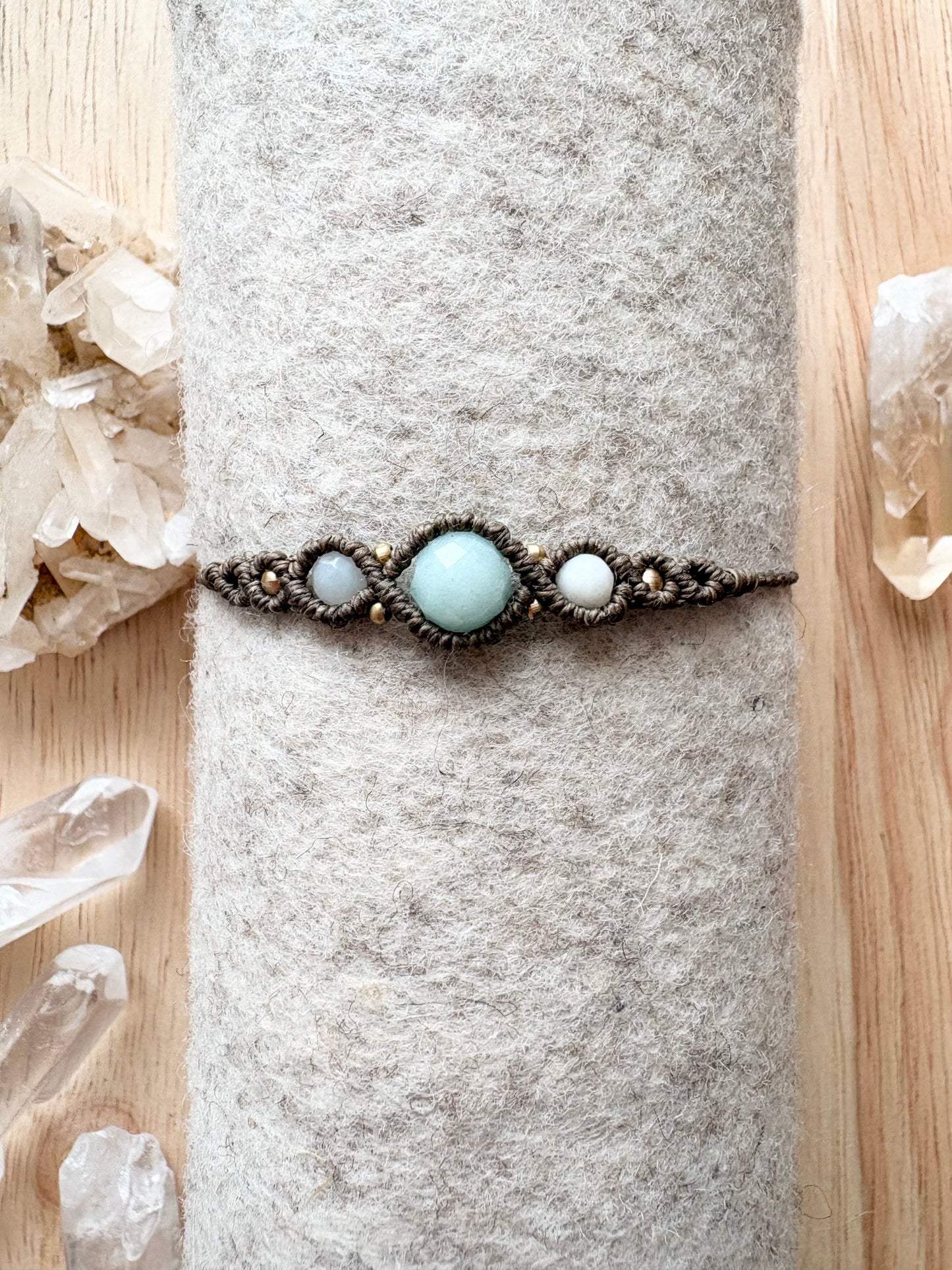 Handgemaakte macramé armband met amazoniet