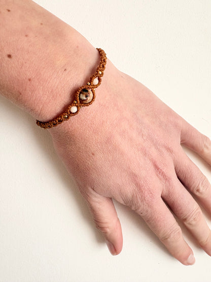Handgemaakte macramé armband met unieke amazoniet edelsteen