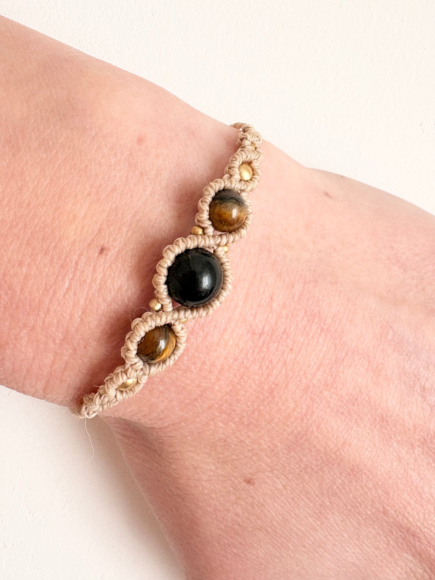 Handgemaakte macramé armband met tijgeroog