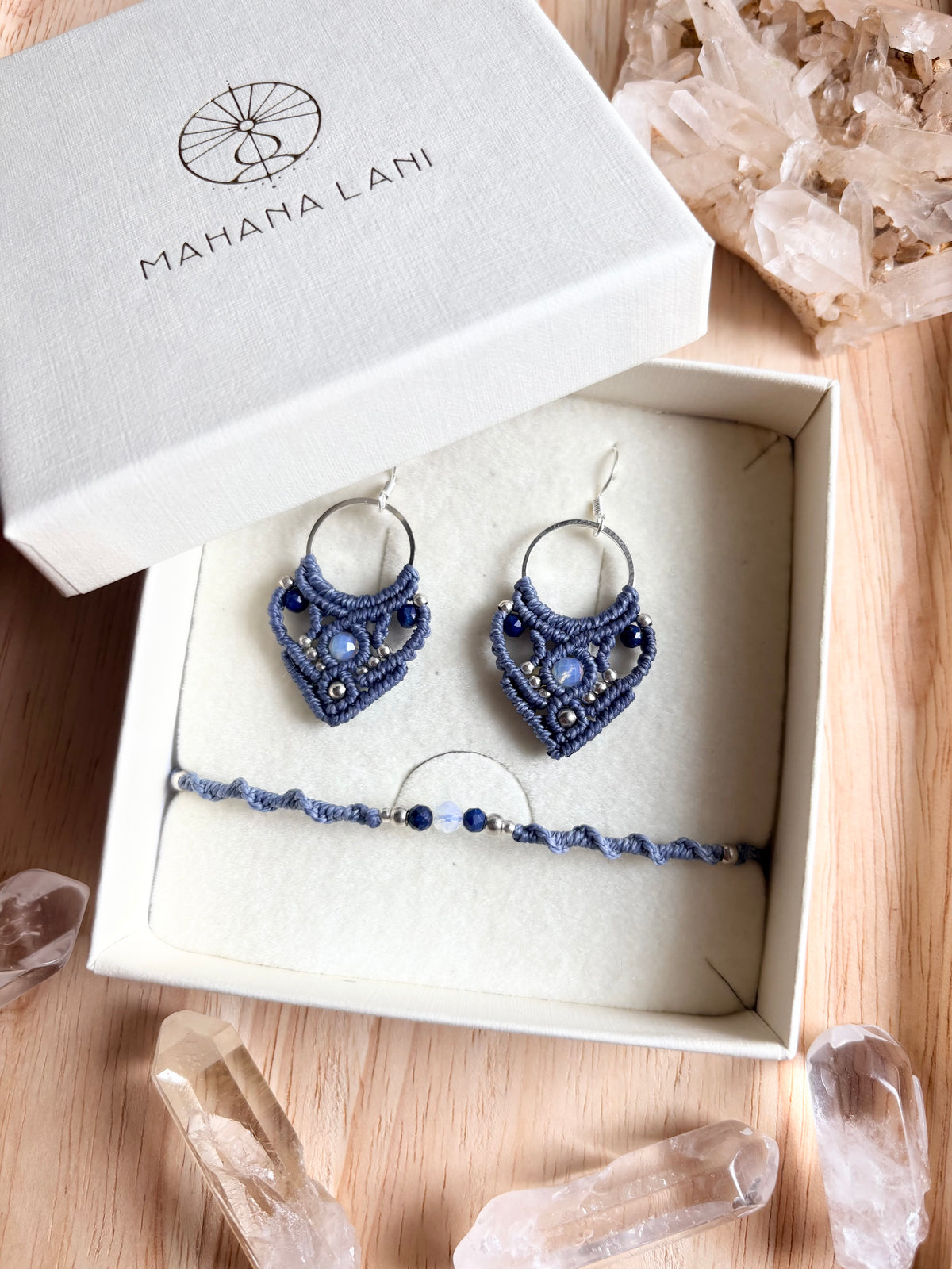 Setje opaal en lapis lazuli oorbellen en armband