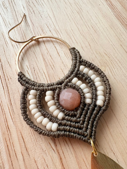 Handgemaakte macramé oorbellen met facet geslepen zonnesteen