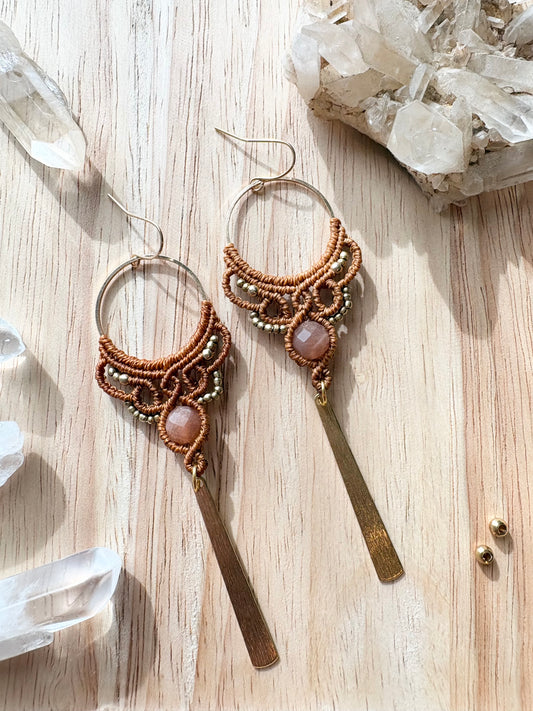 Earth Priestess – Macramé Oorbellen met Zonnesteen