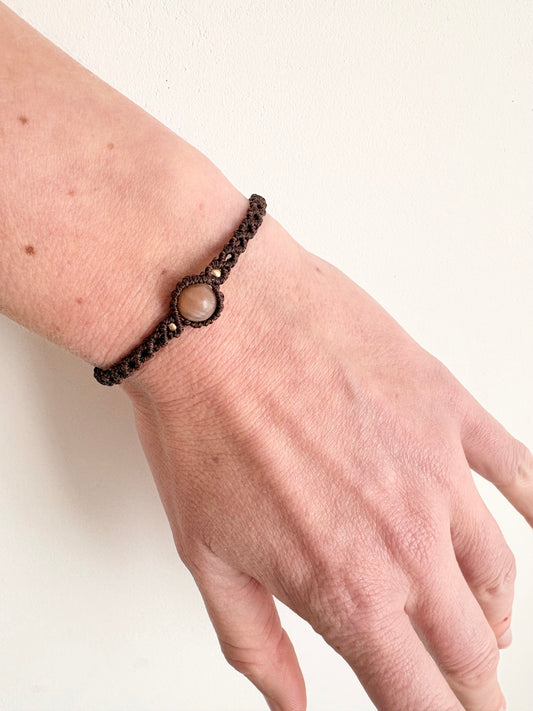 Handgemaakte macramé armband met zonnesteen