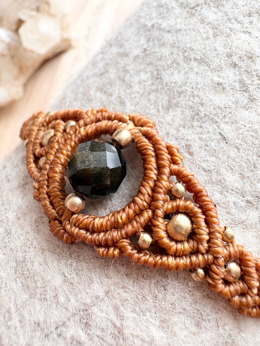 Handgemaakte macramé armband met gouden onyx