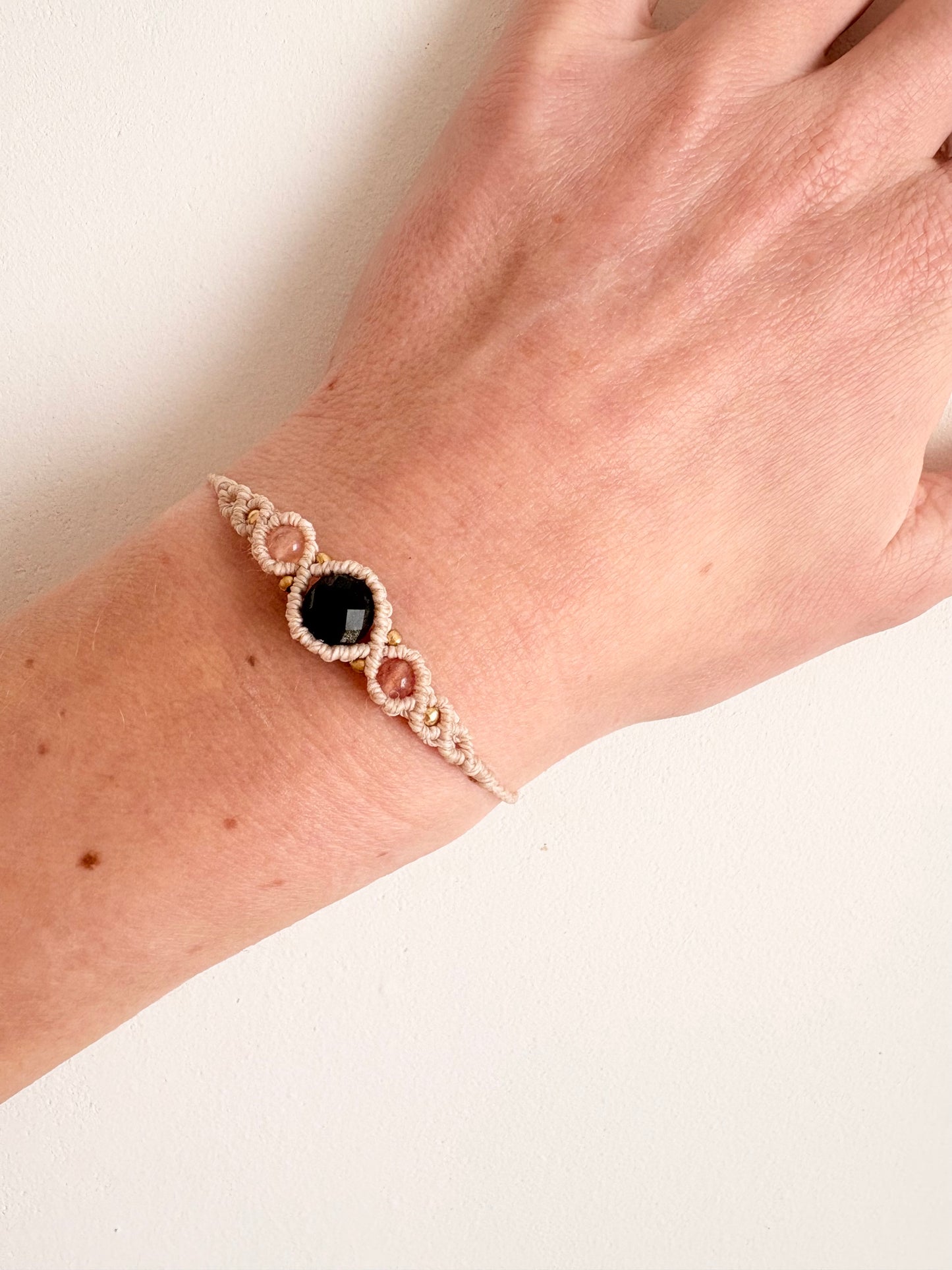 Handgemaakte macramé armband met gouden onyx en zonnesteen