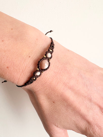 Handgemaakte macramé armband met zonnesteen