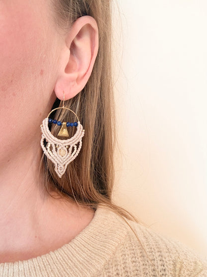 Blue horizon - handgemaakte macramé oorbellen met lapis lazuli en amazoniet