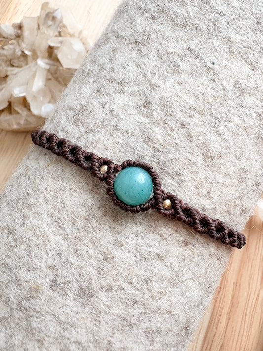 Handgemaakte macramé armband met amazoniet