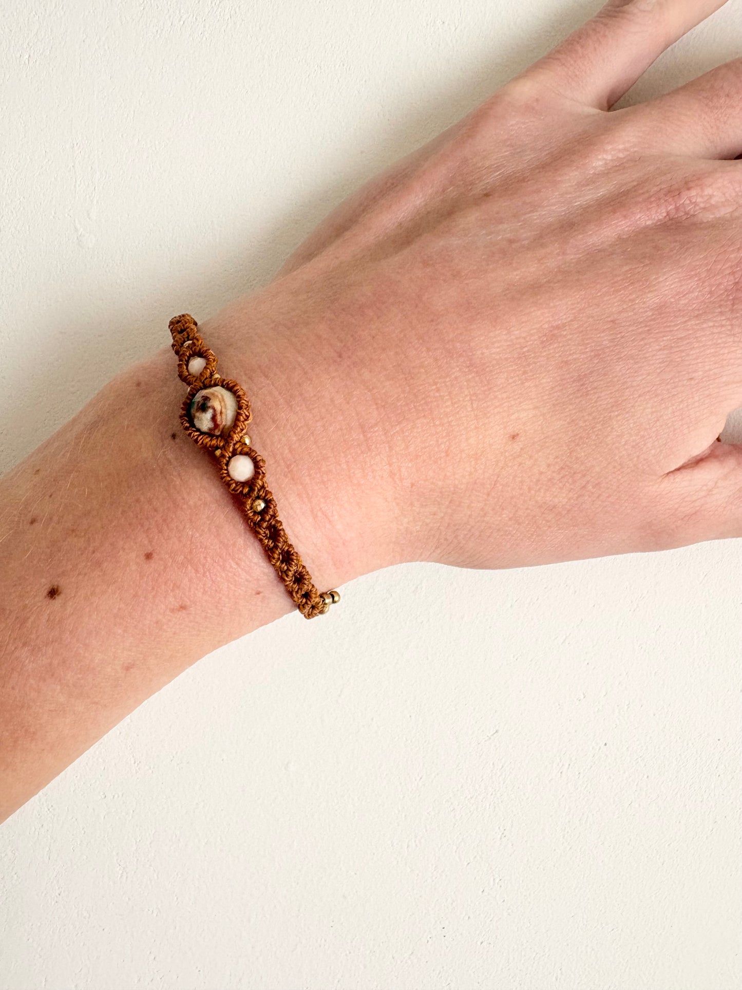 Handgemaakte macramé armband met unieke amazoniet edelsteen