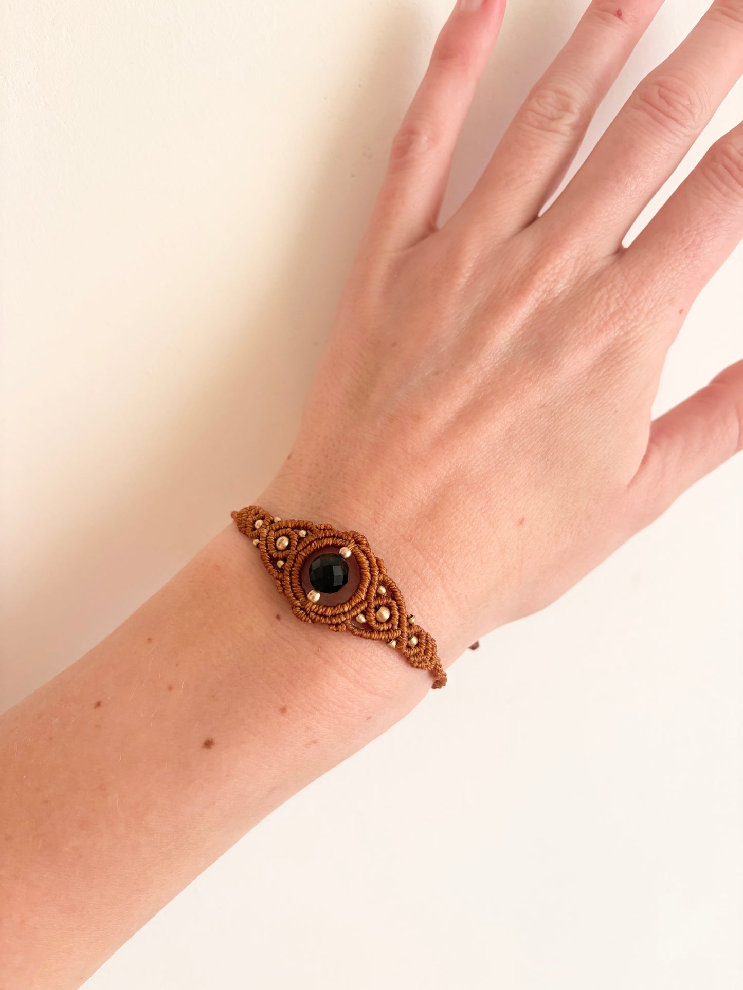 Handgemaakte macramé armband met gouden onyx