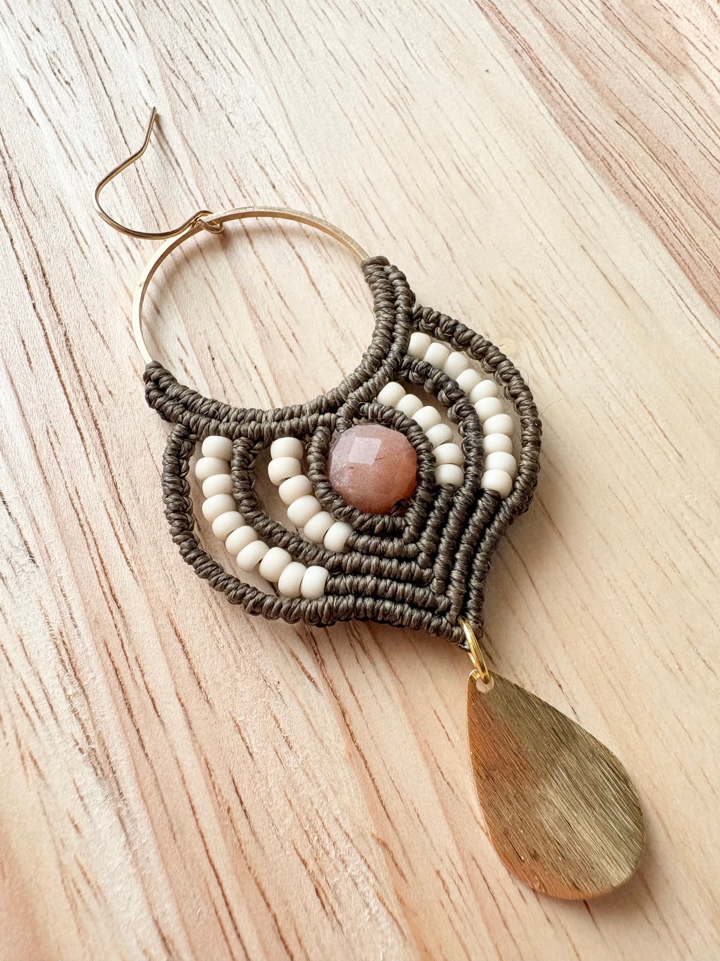 Handgemaakte macramé oorbellen met facet geslepen zonnesteen