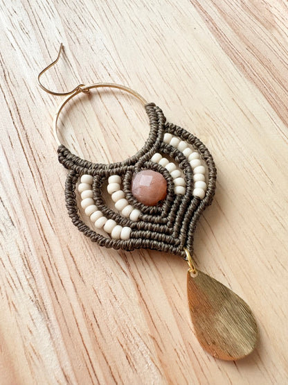 Handgemaakte macramé oorbellen met facet geslepen zonnesteen