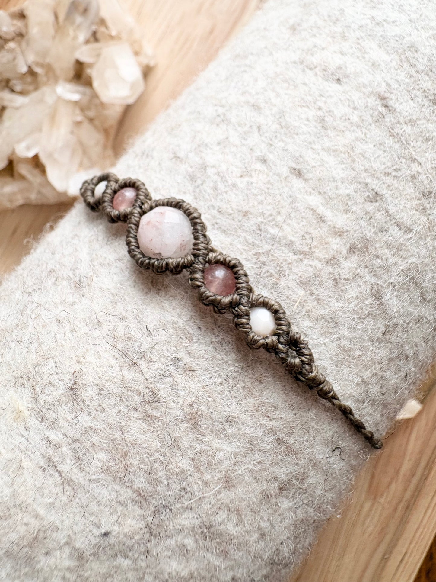 Handgemaakte macramé armband met amazoniet en zonnesteen.