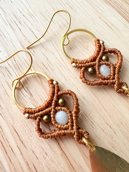 Subtle strength - Handgemaakte macramé oorbellen koperkleurig met messing kralen, hematiet en amazoniet 
