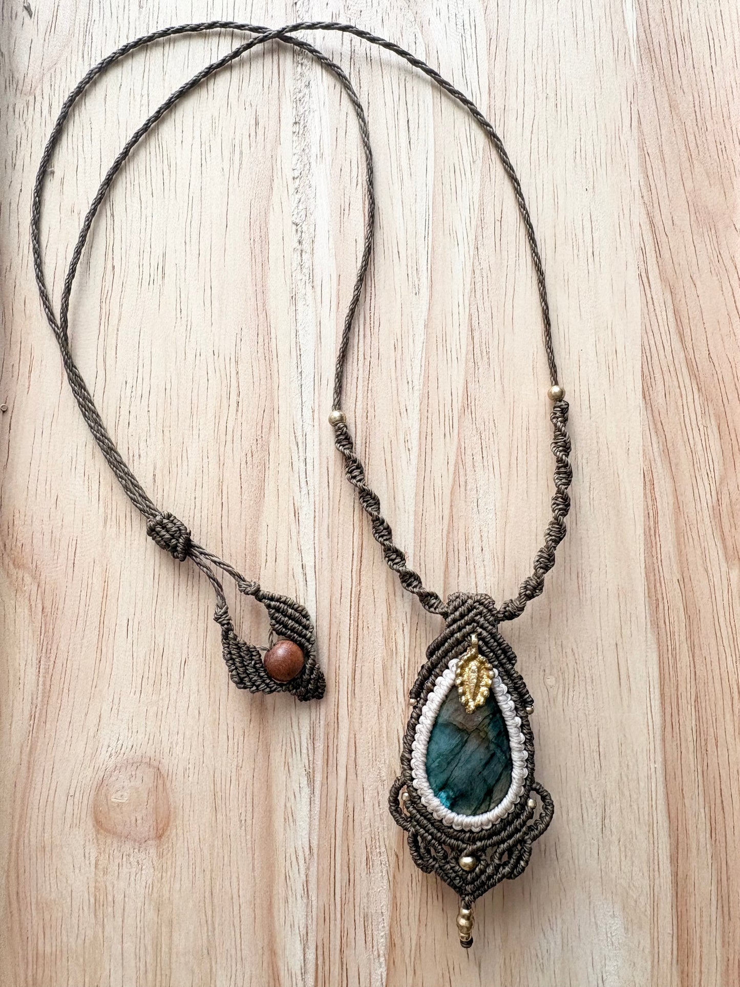 Labradoriet macramé ketting met messing bedel