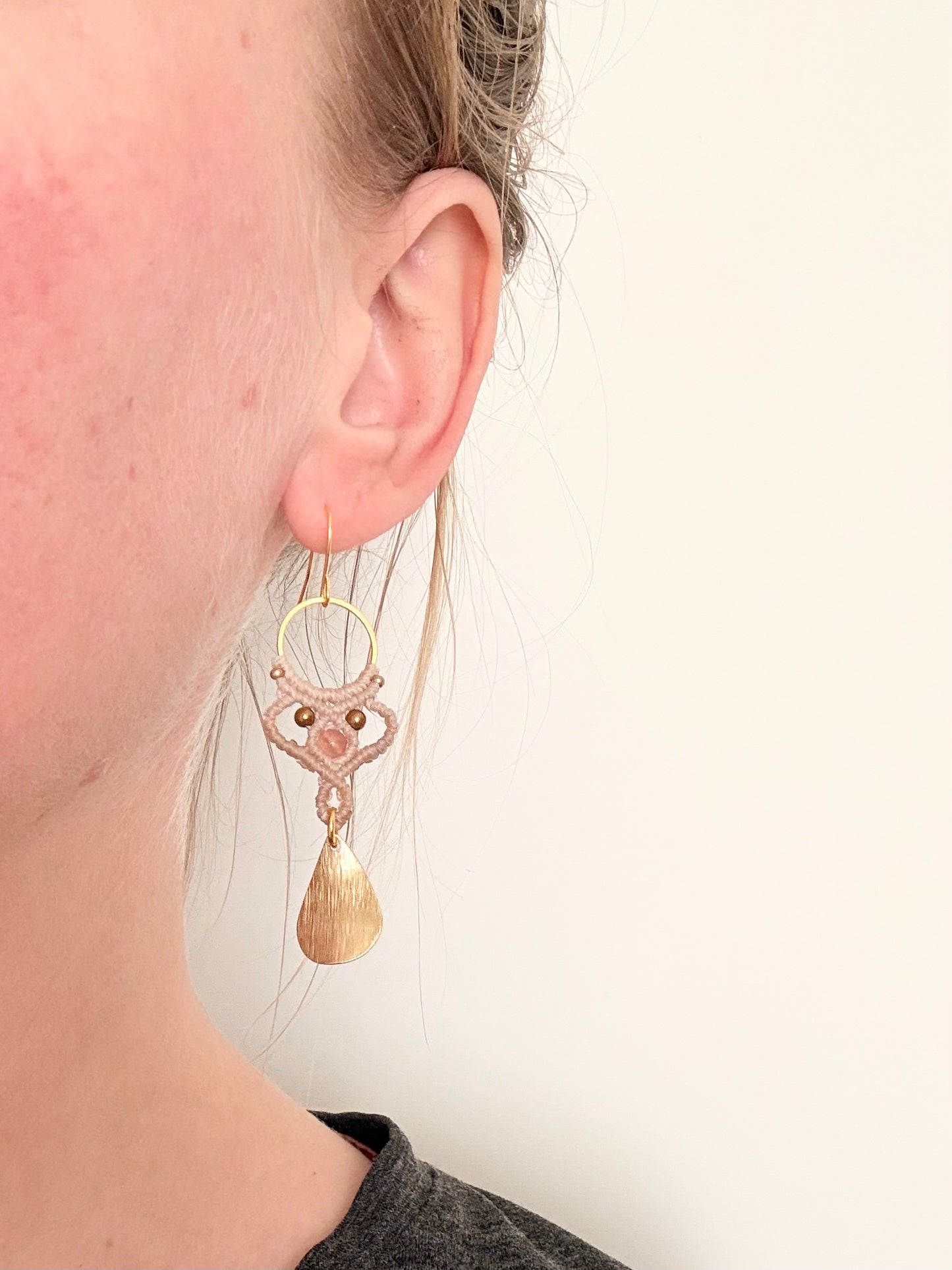 Blush & light - Handgemaakte macramé oorbellen met zonnesteen en hematiet