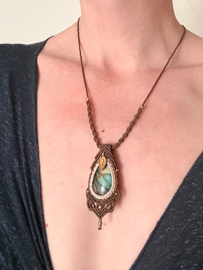 Labradoriet macramé ketting met messing bedel