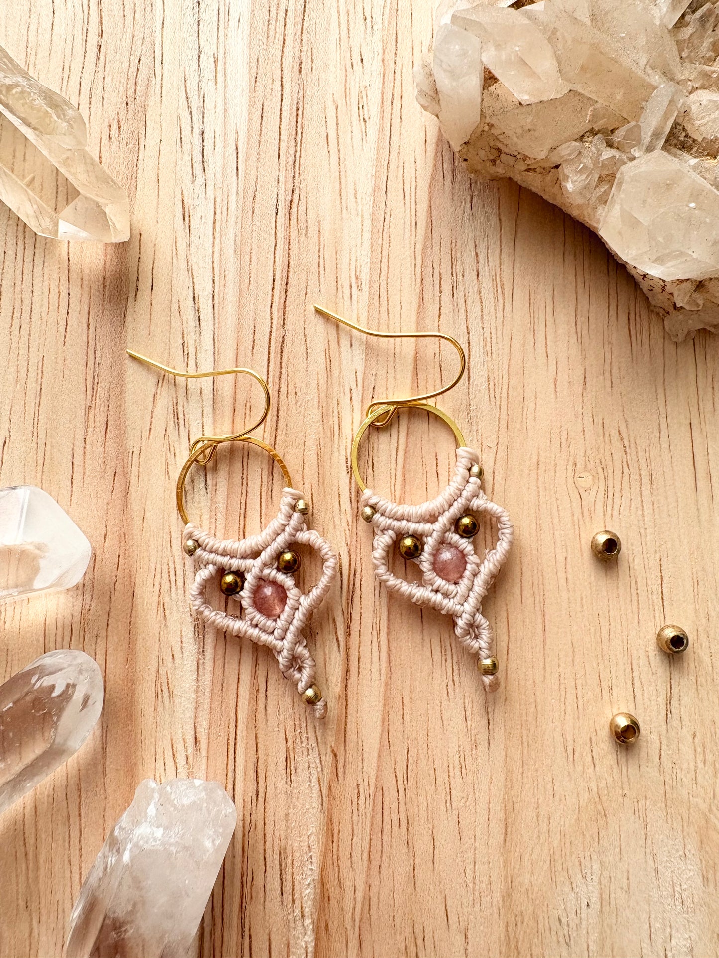 Handgemaakte macramé oorbellen diverse varianten met edelstenen