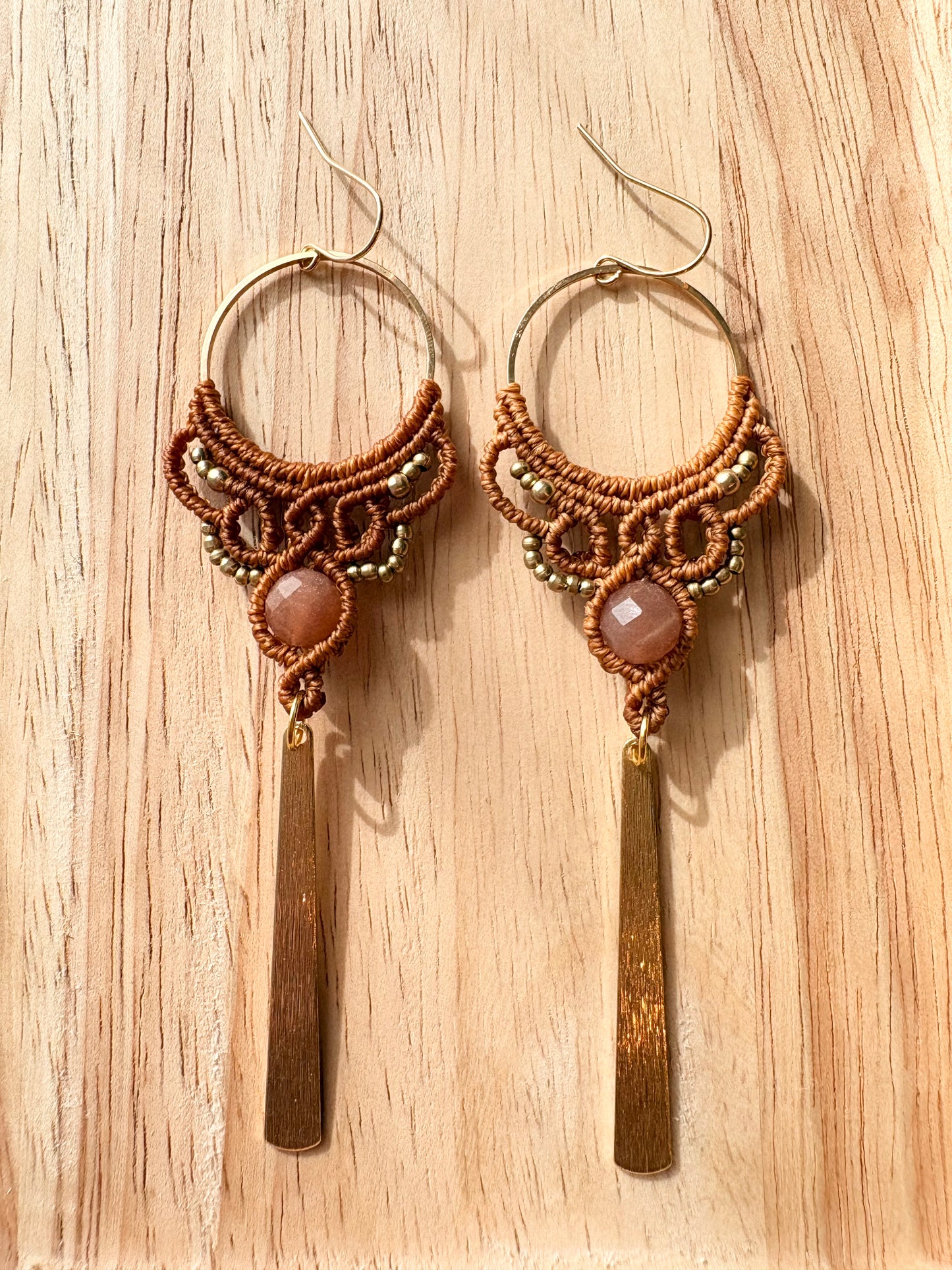 Earth Priestess – Macramé Oorbellen met Zonnesteen