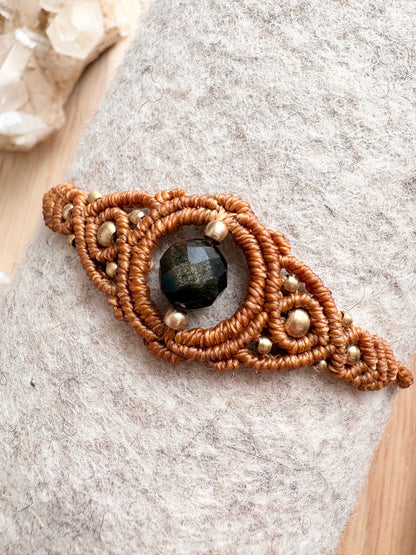 Handgemaakte macramé armband met gouden onyx