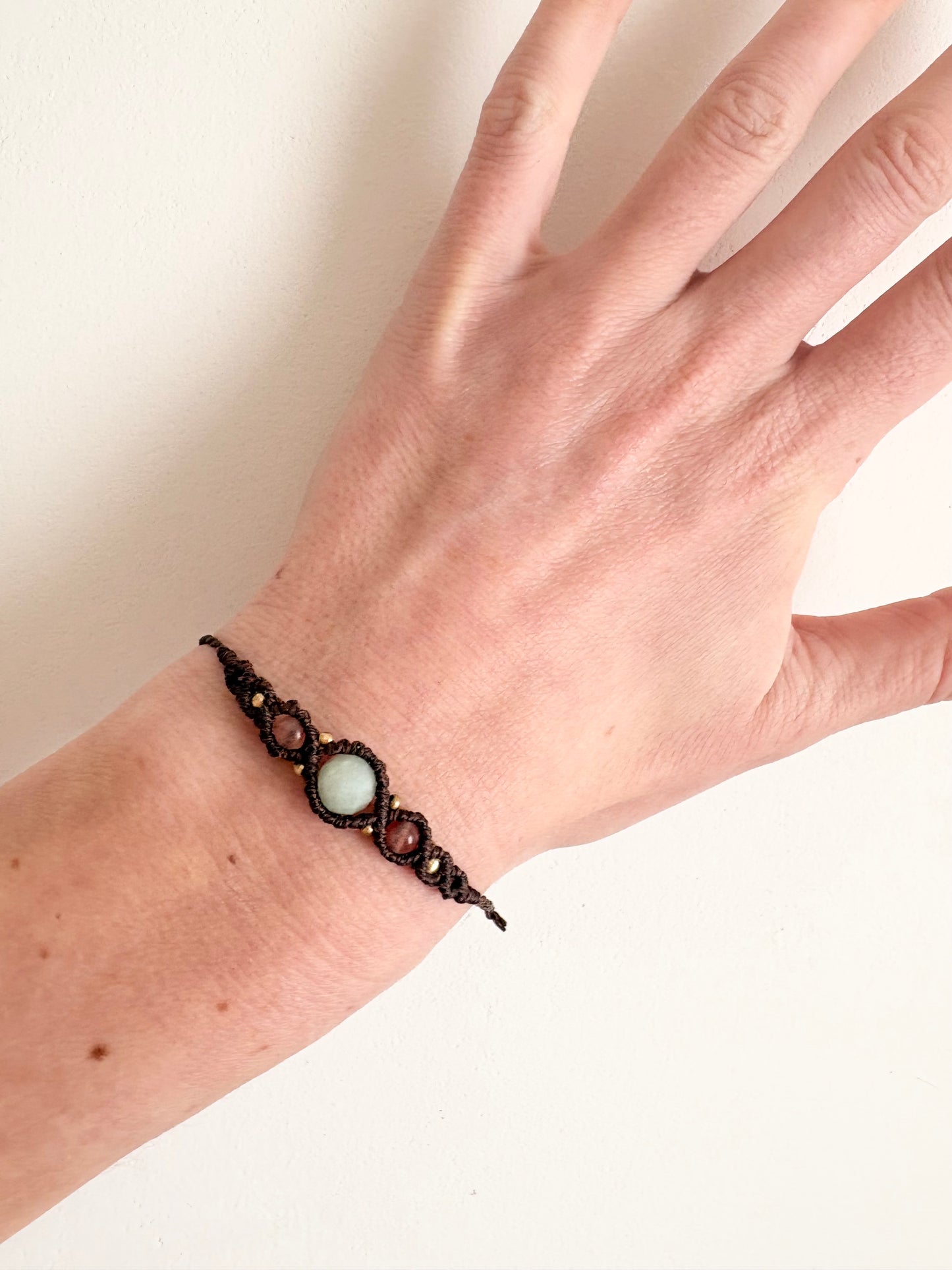 Handgemaakte macramé armband met amazoniet en zonnesteen.