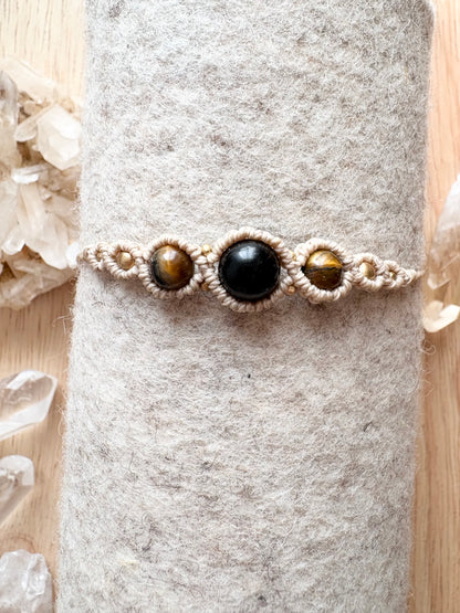 Handgemaakte macramé armband met tijgeroog