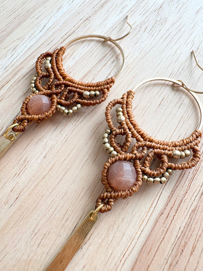 Earth Priestess – Macramé Oorbellen met Zonnesteen