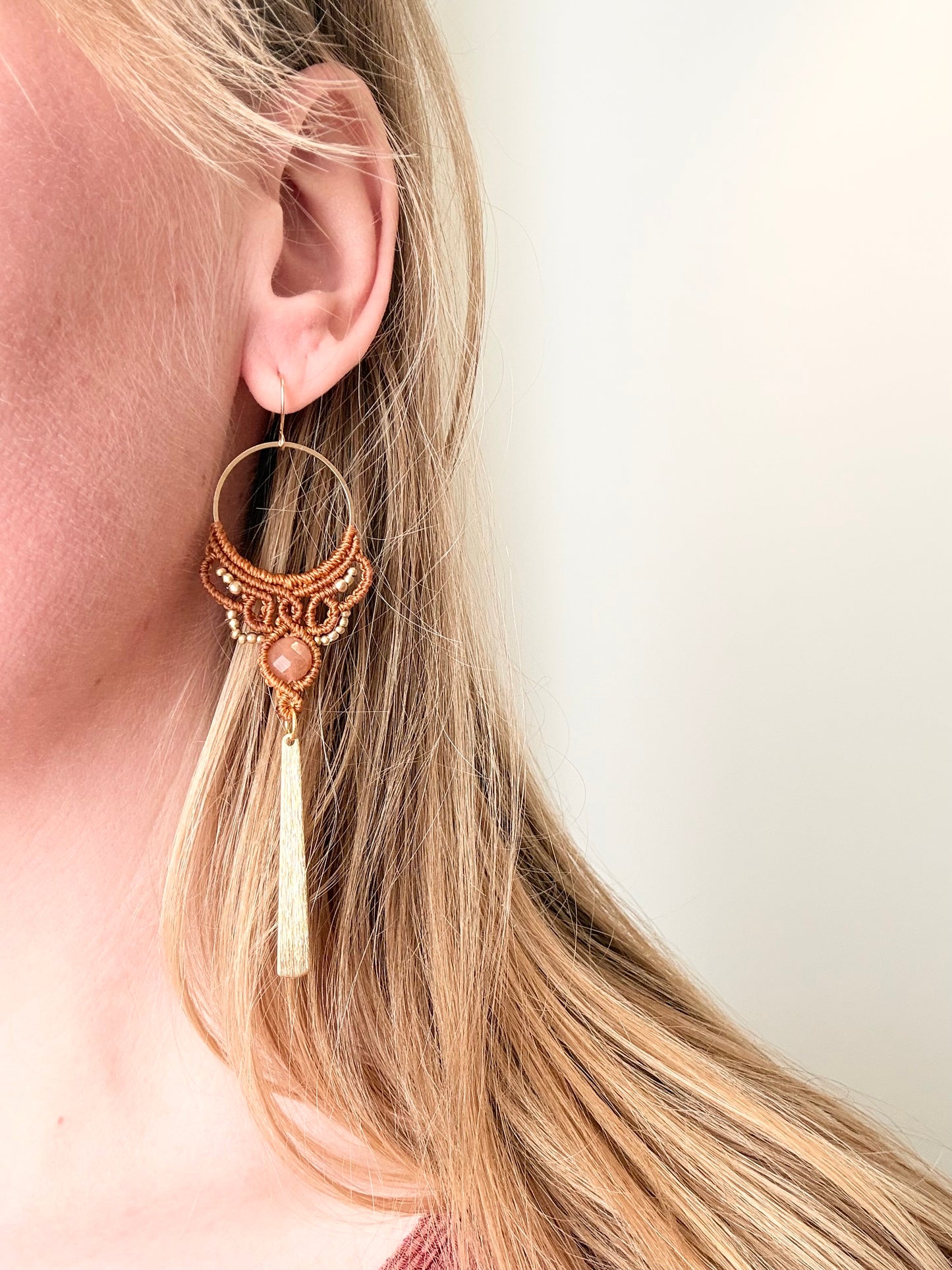 Earth Priestess – Macramé Oorbellen met Zonnesteen