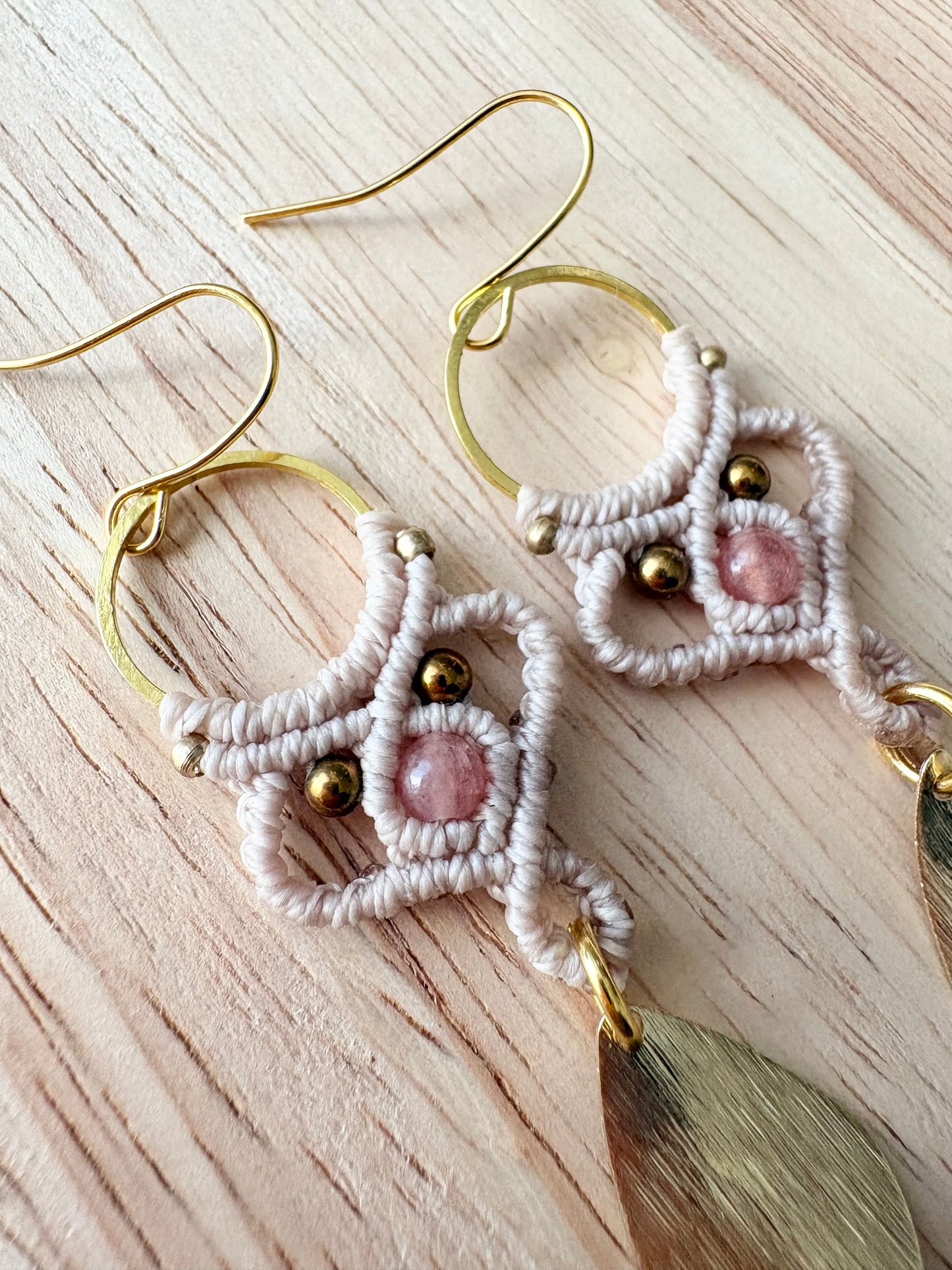 Blush & light - Handgemaakte macramé oorbellen met zonnesteen en hematiet