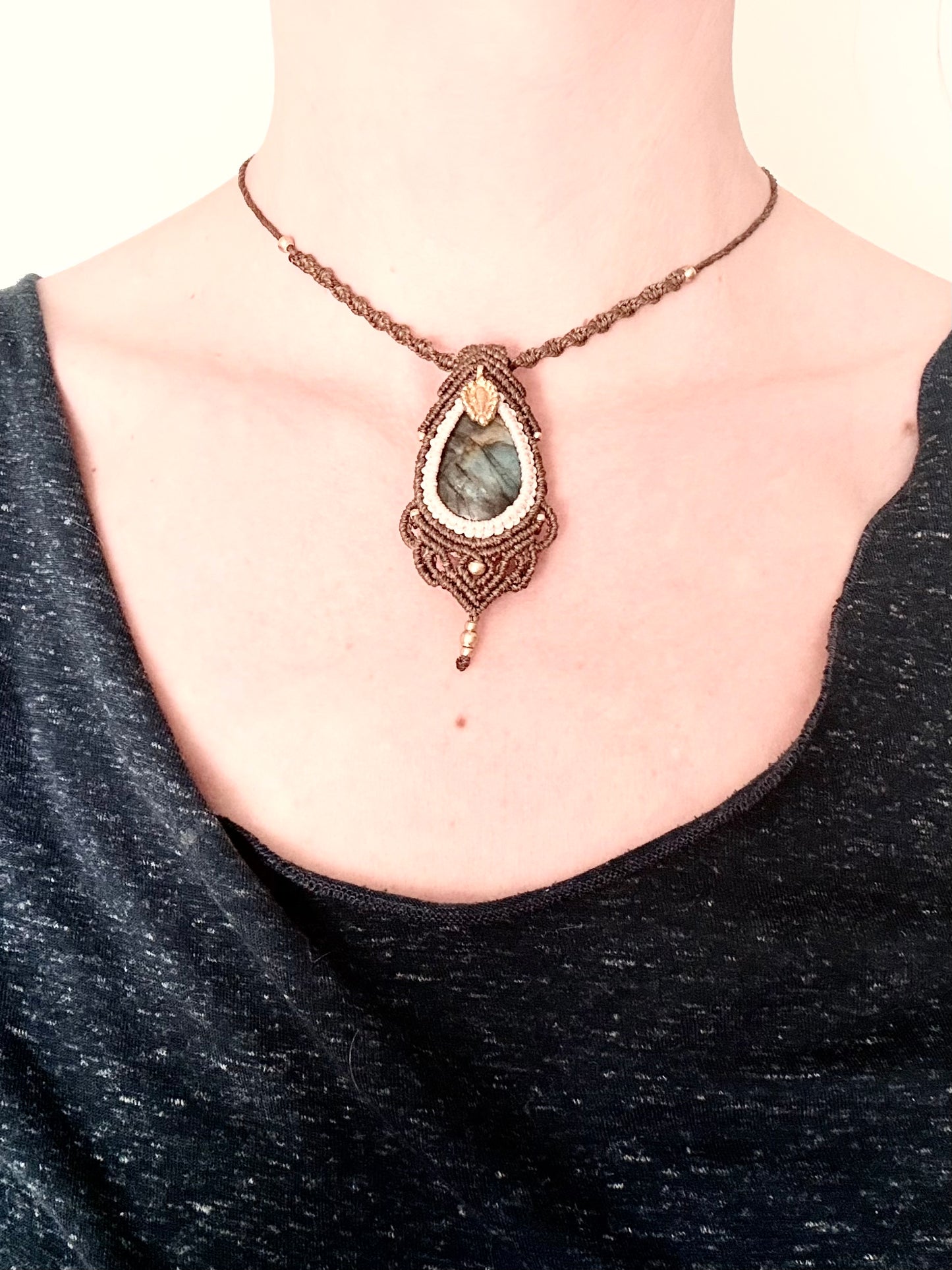 Labradoriet macramé ketting met messing bedel