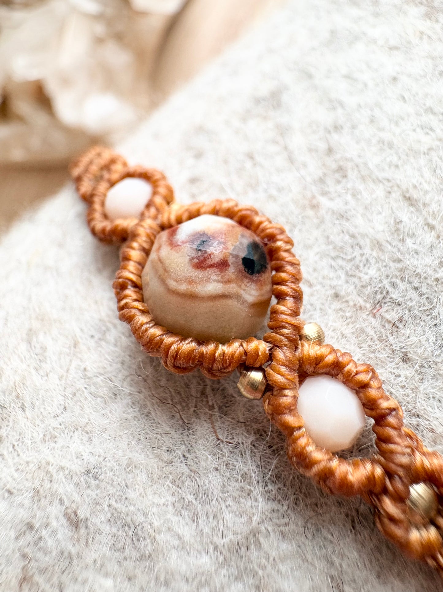 Handgemaakte macramé armband met unieke amazoniet edelsteen