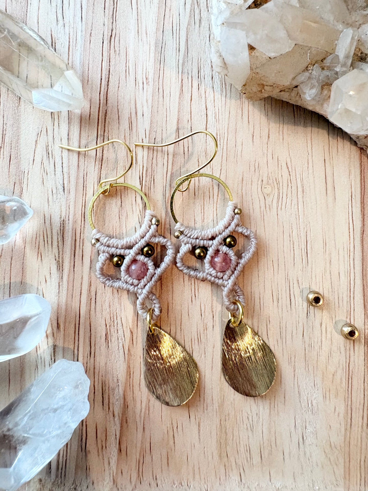 Blush & light - Handgemaakte macramé oorbellen met zonnesteen en hematiet