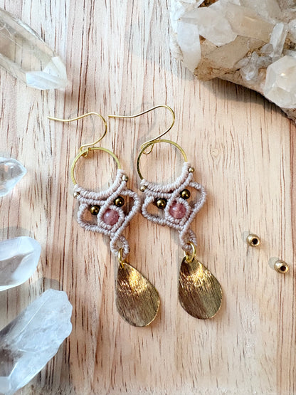 Blush & light - Handgemaakte macramé oorbellen met zonnesteen en hematiet