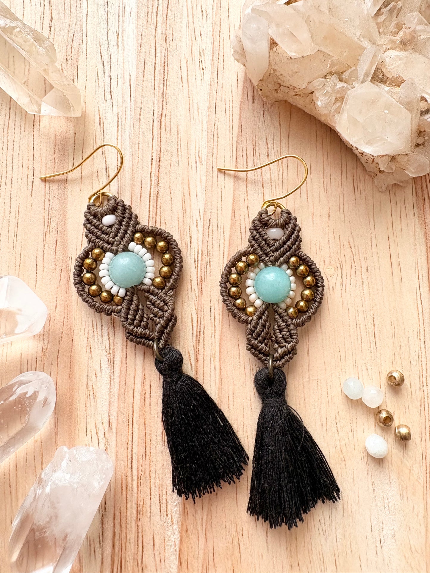 Sofereign flow - handgemaakte macramé oorbellen met amazoniet en hematiet