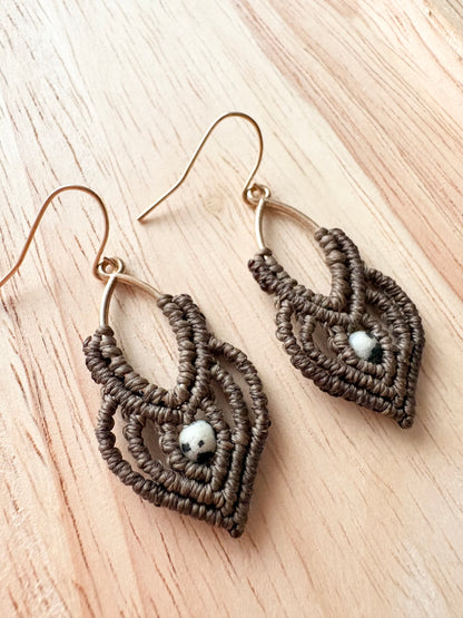 Earthbound truth - handgemaakte macramé oorbellen met dalmatiër jaspis