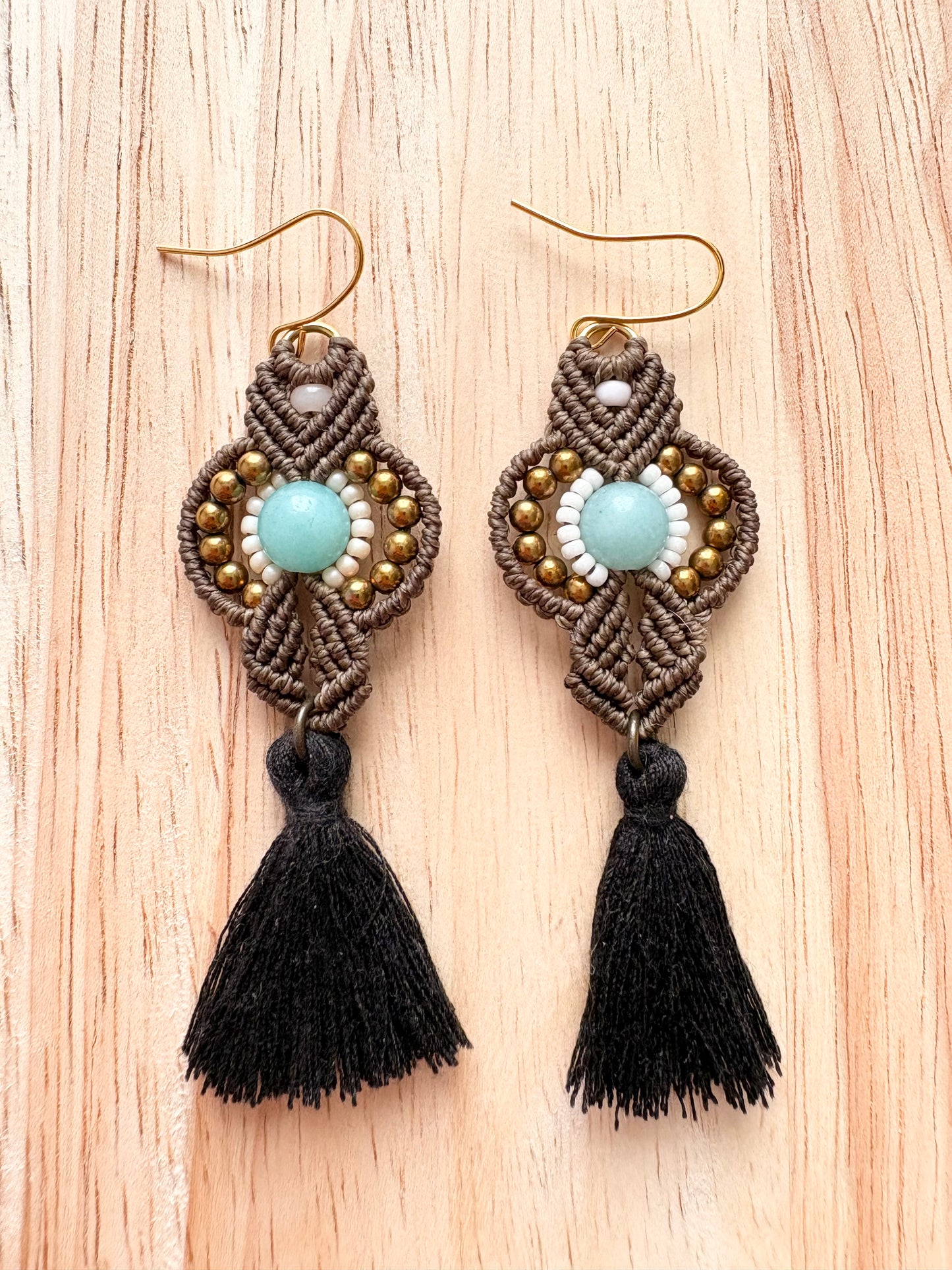 Sofereign flow - handgemaakte macramé oorbellen met amazoniet en hematiet