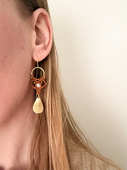 Subtle strength - Handgemaakte macramé oorbellen koperkleurig met messing kralen, hematiet en amazoniet 