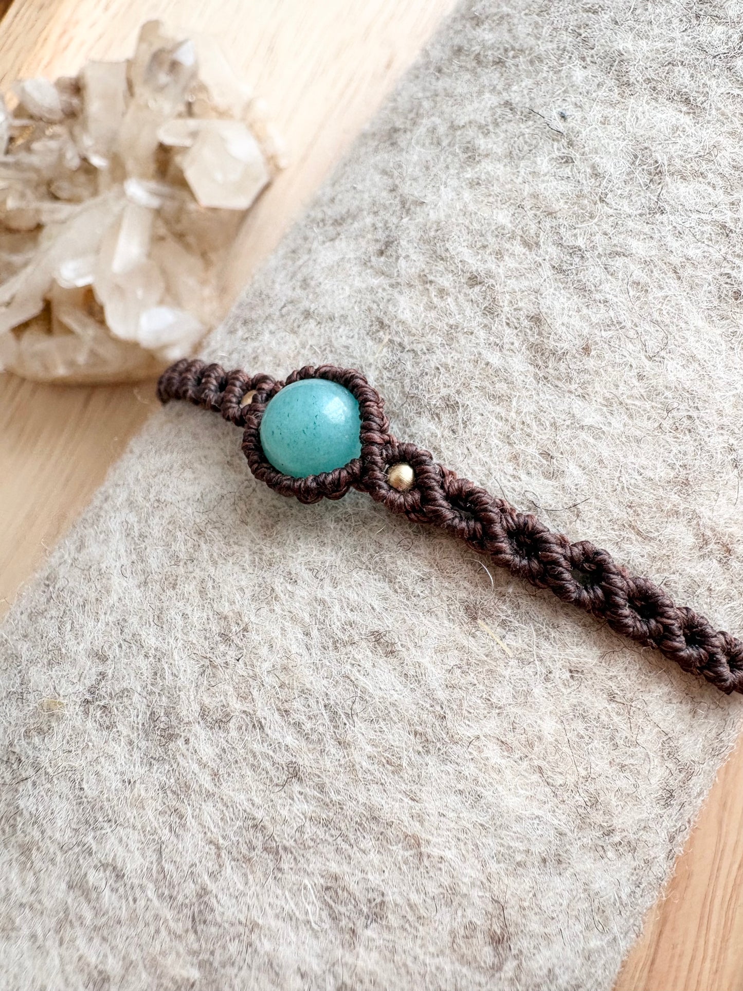 Handgemaakte macramé armband met amazoniet