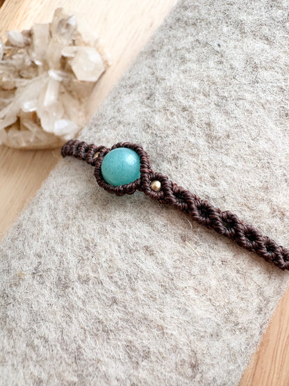 Handgemaakte macramé armband met amazoniet
