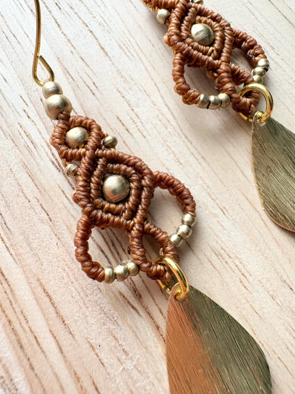 Desert drop - Handgemaakte macramé oorbellen - messing kralen