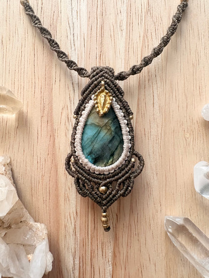 Labradoriet macramé ketting met messing bedel