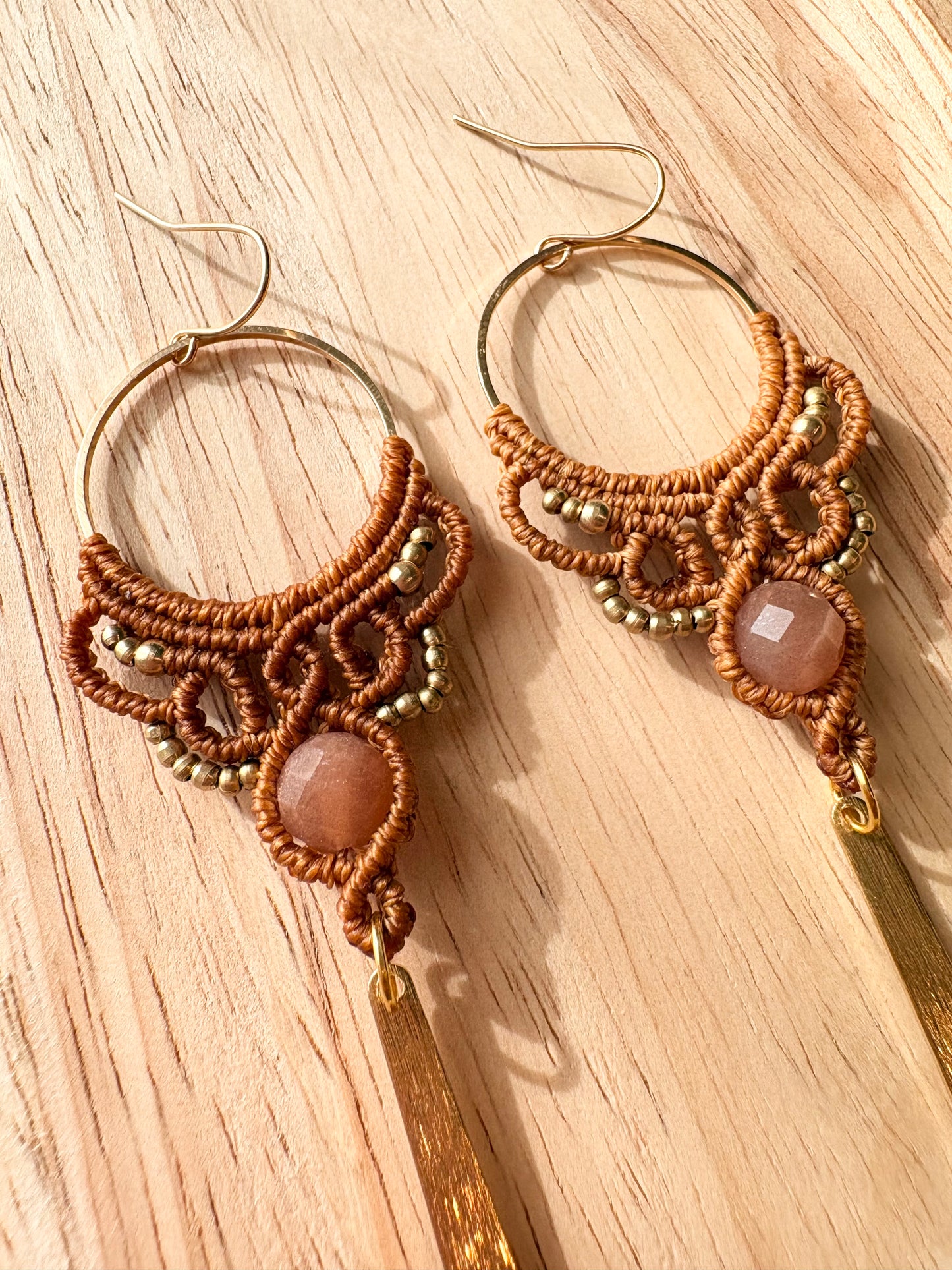 Earth Priestess – Macramé Oorbellen met Zonnesteen