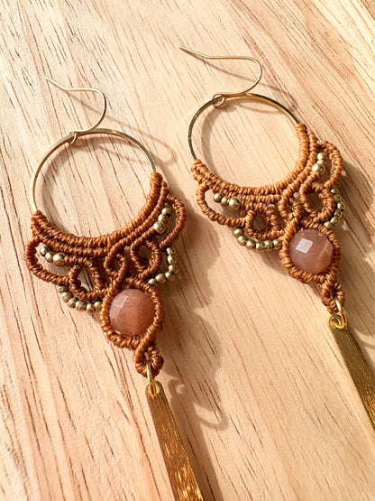 Earth Priestess – Macramé Oorbellen met Zonnesteen