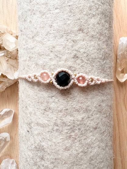 Handgemaakte macramé armband met gouden onyx en zonnesteen